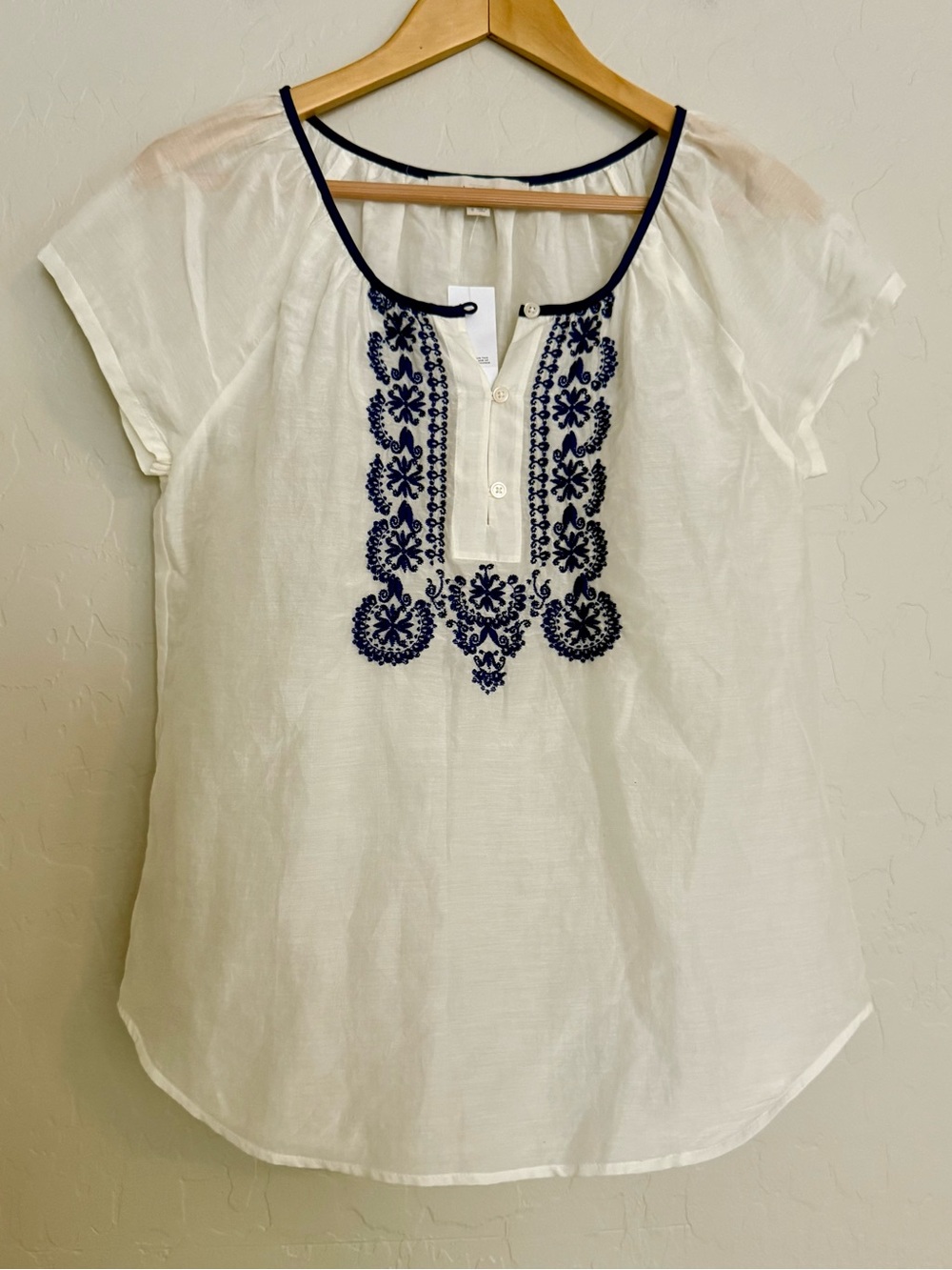 NWT! LOFT Ann Taylor White Embroidered Boho Short Sleeve Blouse Blue White